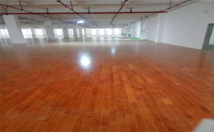 五角楓風(fēng)雨操場(chǎng)地板多少錢一平米？