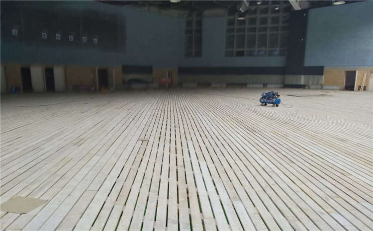 橡膠木風(fēng)雨操場運(yùn)動(dòng)地板廠家哪家好？