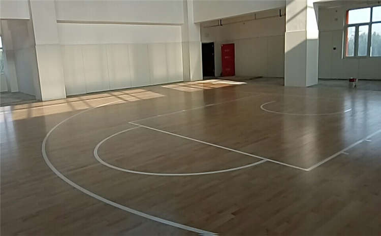 楓樺木乒乓球館木地板造價是的多少？