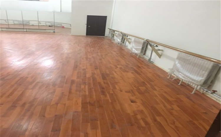 重慶俄勒岡松籃球館木地板怎么維修？