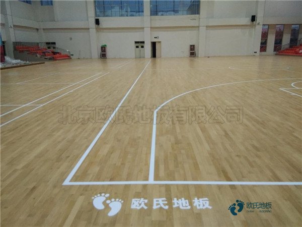 籃球場專用實(shí)木地板多少錢一平米？